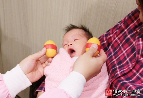 剃胎毛、滿月剃頭、嬰兒剃頭、嬰兒理髮、嬰兒剃髮、嬰兒剃胎毛、嬰兒滿月剃頭、寶寶剃頭、剃胎毛儀式、剃胎毛吉祥話、滿月剃頭儀式、滿月剃頭吉祥話、寶寶剃胎毛、寶寶滿月剃頭理髮、 新北板橋區剃胎毛、新北板橋區滿月剃頭、 新北板橋區嬰兒剃頭剃胎毛、新北板橋區嬰兒理髮、新北板橋區嬰兒剃髮、馮寶寶(新北板橋區到府嬰兒寶寶滿月剃頭理髮、免費到府嬰兒剃胎毛儀式吉祥話)。到府剃頭剃胎毛主持、專業拍照、DVD光碟、證書。★購買「臍帶章、肚臍章、胎毛筆刷印章」贈送：剃頭、收涎、抓周，三選一。2016.01.03 照片3